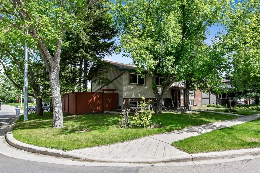 12 Robinson Drive Okotoks AB T1S 1C3
