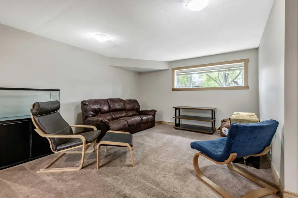 12 Robinson Drive Okotoks AB T1S 1C3