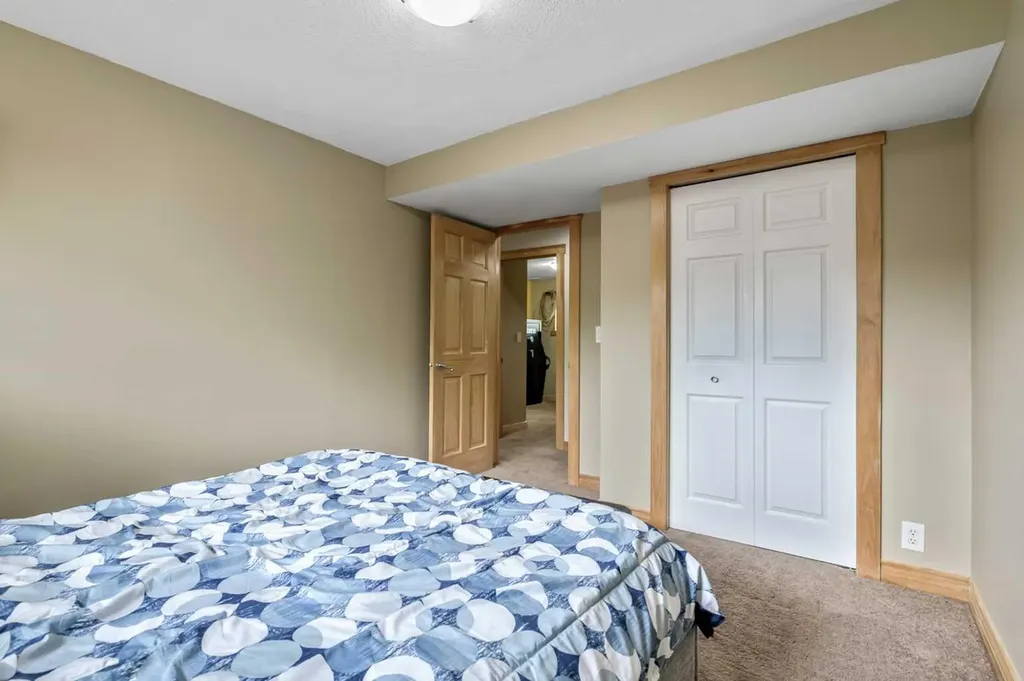 12 Robinson Drive Okotoks AB T1S 1C3