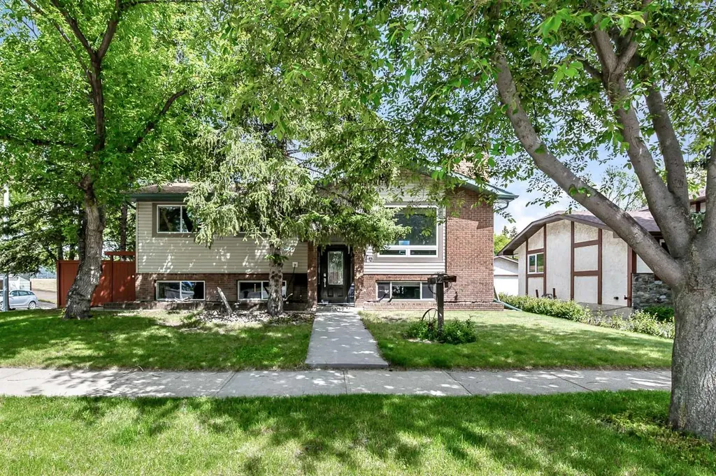 12 Robinson Drive Okotoks AB T1S 1C3