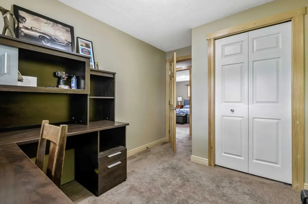 12 Robinson Drive Okotoks AB T1S 1C3