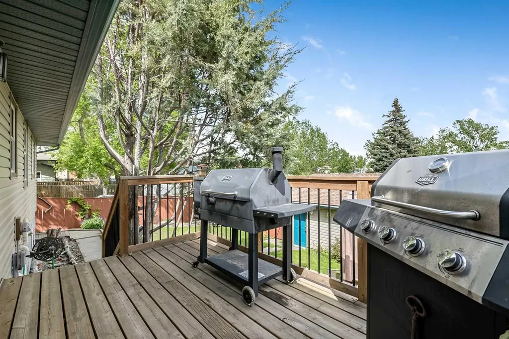 12 Robinson Drive Okotoks AB T1S 1C3