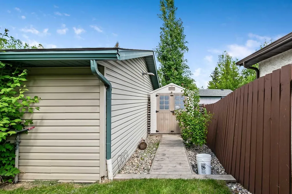 12 Robinson Drive Okotoks AB T1S 1C3
