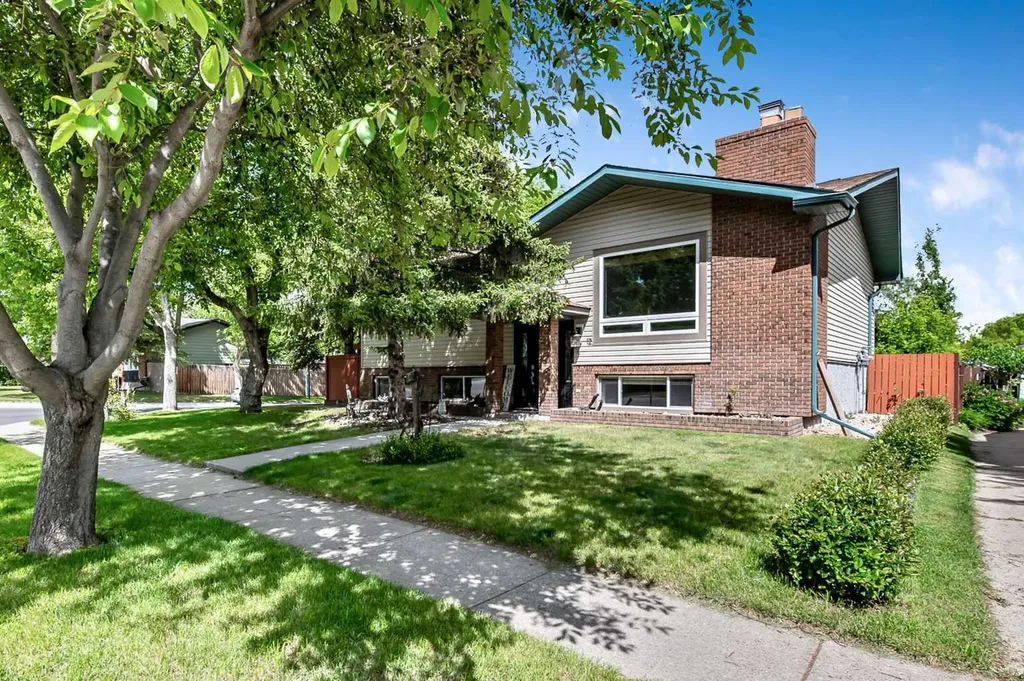 12 Robinson Drive Okotoks AB T1S 1C3