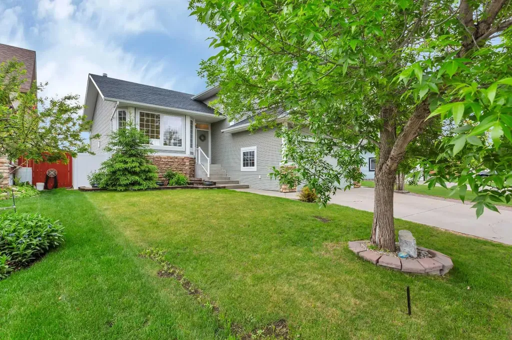 33 Walker Boulevard Red Deer AB T4L 7E4
