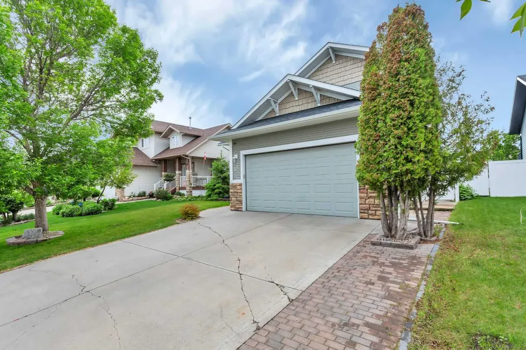 33 Walker Boulevard Red Deer AB T4L 7E4