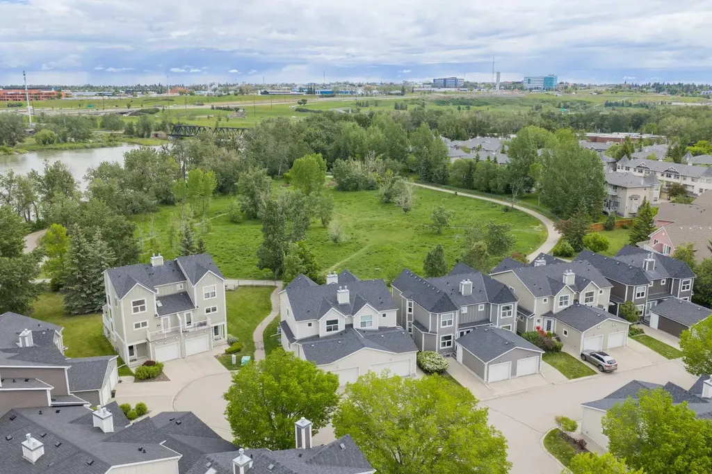 142 Inglewood Point SE Calgary AB T2G 5K6