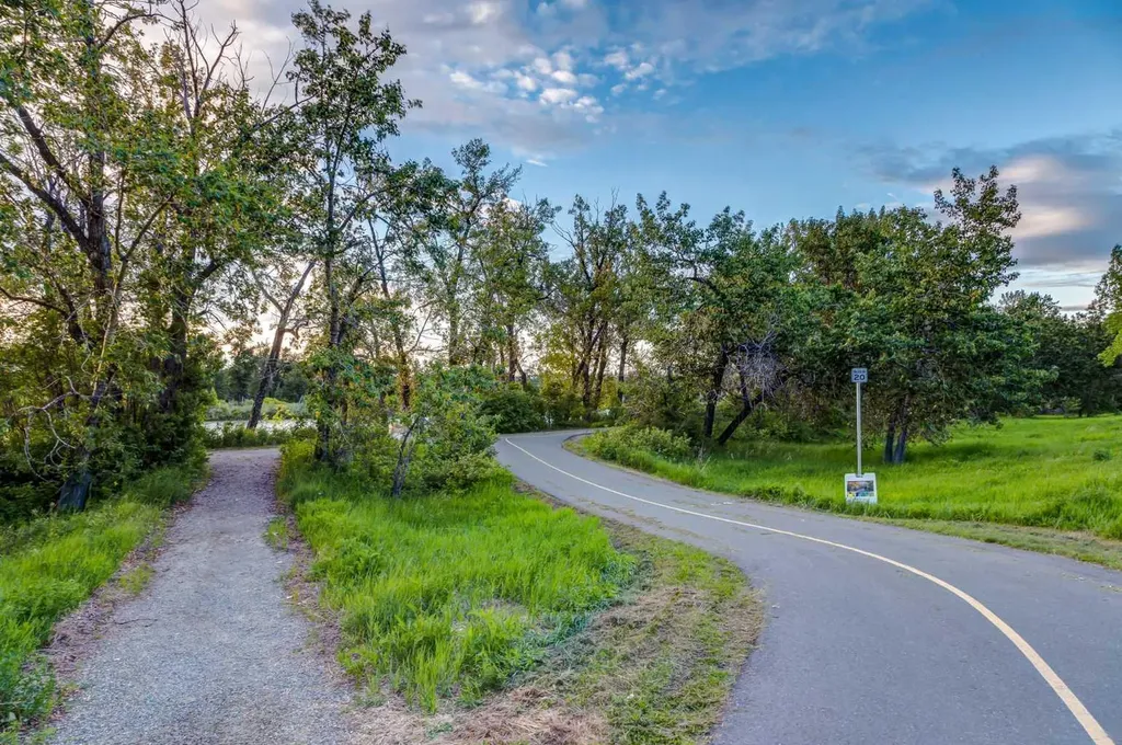 142 Inglewood Point SE Calgary AB T2G 5K6