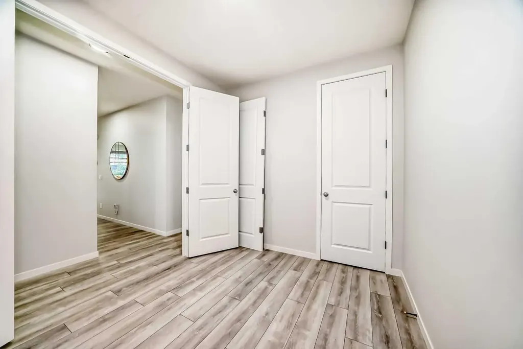 305 Edith Road NW Calgary AB T3R 1Y8