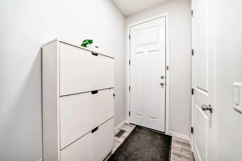 305 Edith Road NW Calgary AB T3R 1Y8