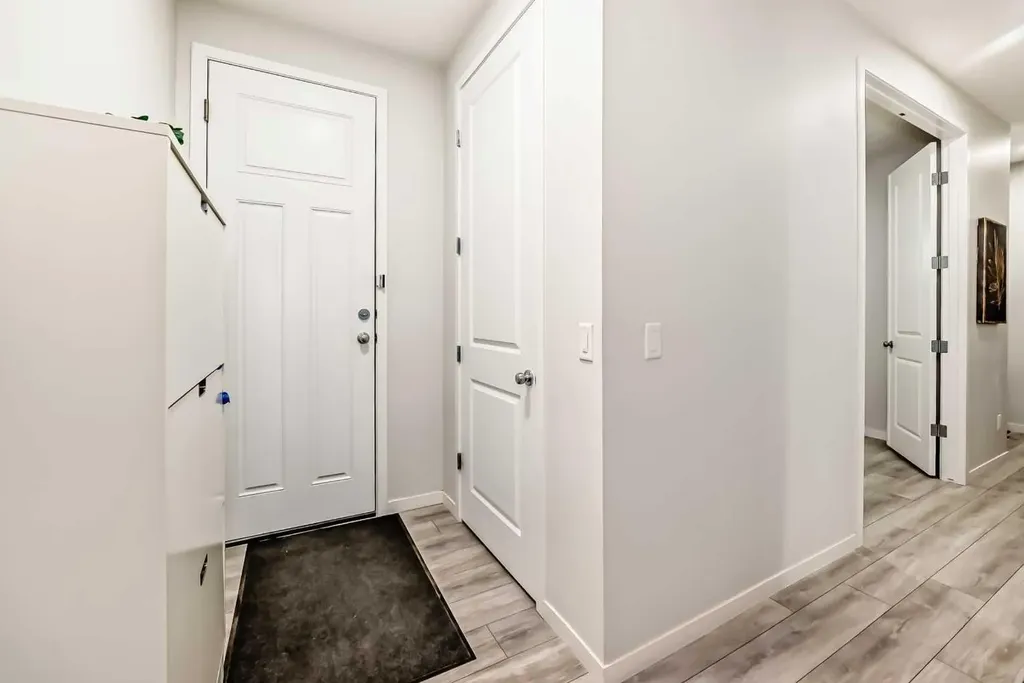 305 Edith Road NW Calgary AB T3R 1Y8
