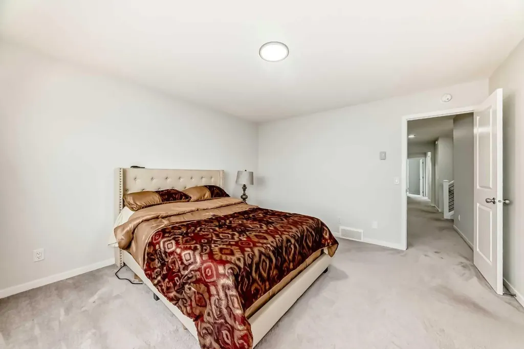 305 Edith Road NW Calgary AB T3R 1Y8