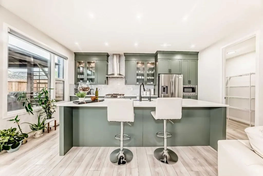 305 Edith Road NW Calgary AB T3R 1Y8