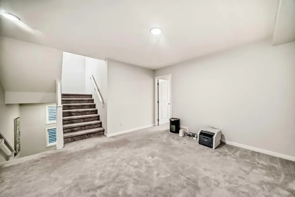 305 Edith Road NW Calgary AB T3R 1Y8