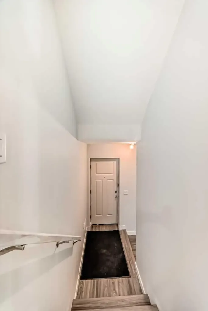 305 Edith Road NW Calgary AB T3R 1Y8