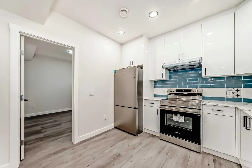 305 Edith Road NW Calgary AB T3R 1Y8