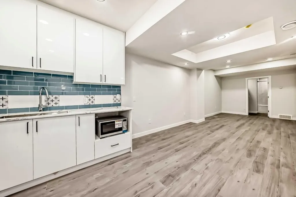 305 Edith Road NW Calgary AB T3R 1Y8