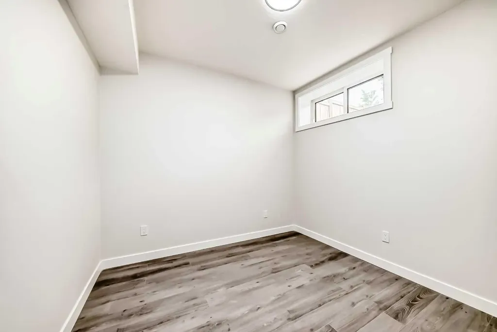 305 Edith Road NW Calgary AB T3R 1Y8