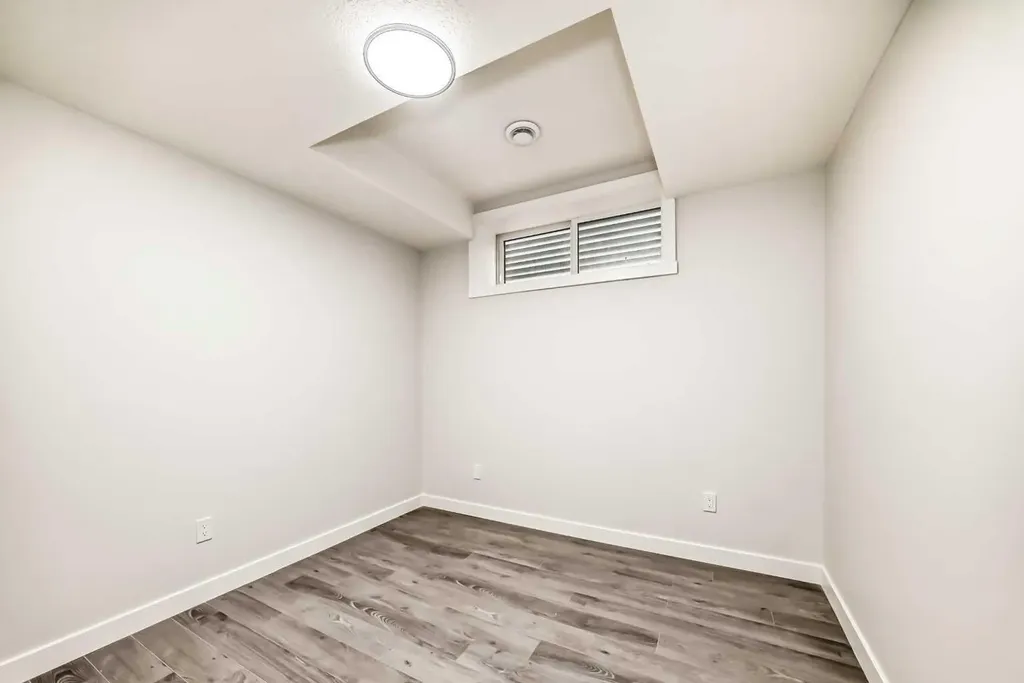305 Edith Road NW Calgary AB T3R 1Y8