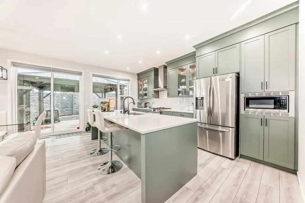305 Edith Road NW Calgary AB T3R 1Y8