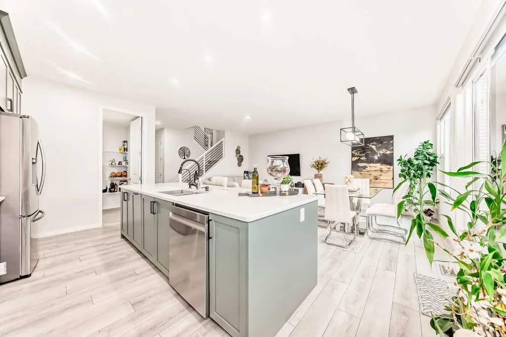 305 Edith Road NW Calgary AB T3R 1Y8