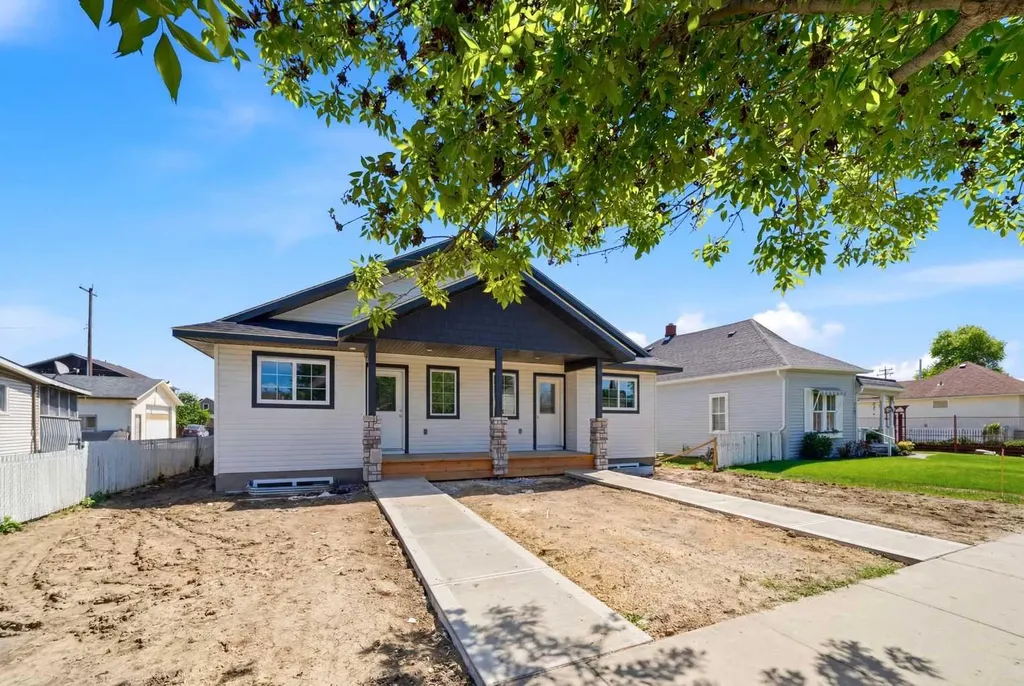 5131 52 Street Lacombe AB T4L 1H9