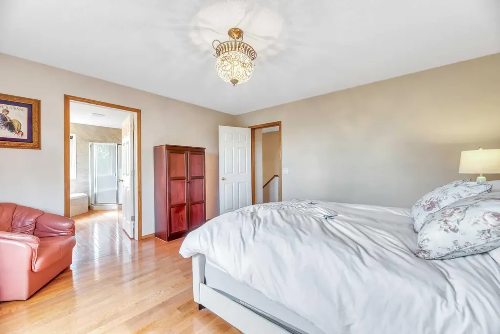 185 Douglas Glen Heath SE Calgary AB T2Z 2N1
