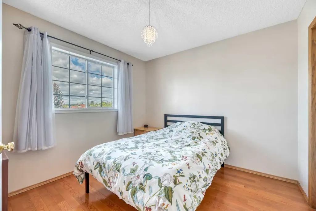 185 Douglas Glen Heath SE Calgary AB T2Z 2N1