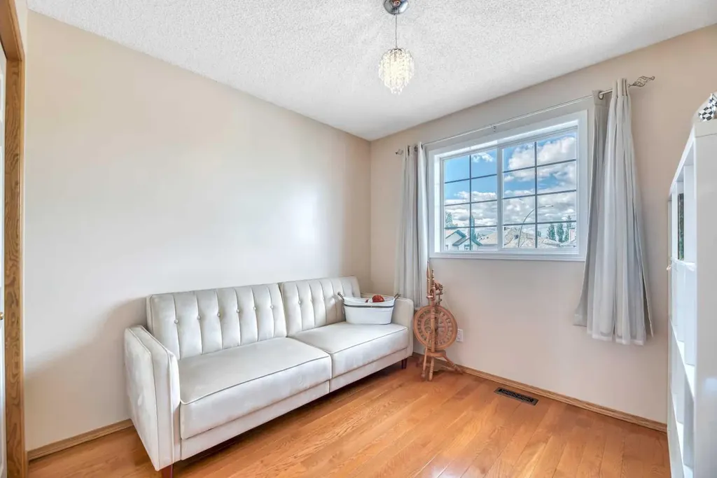 185 Douglas Glen Heath SE Calgary AB T2Z 2N1
