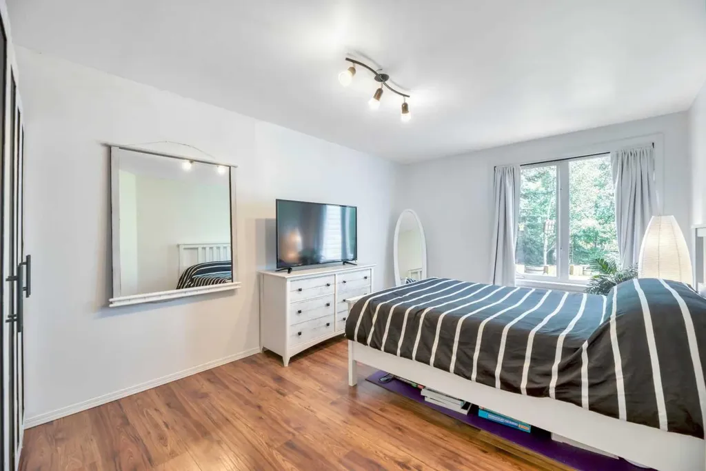 185 Douglas Glen Heath SE Calgary AB T2Z 2N1