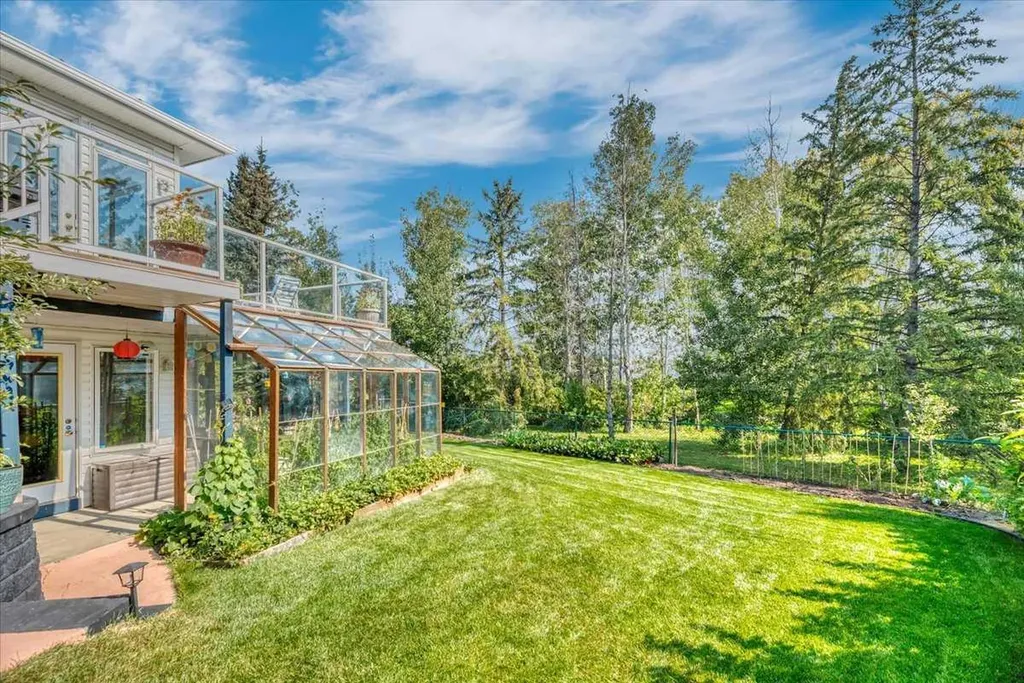 185 Douglas Glen Heath SE Calgary AB T2Z 2N1