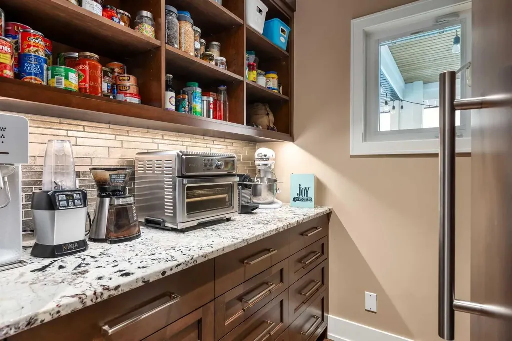 27 Westview Drive SW Calgary AB T3C 2R8