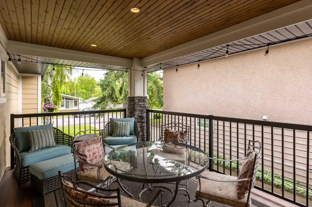 27 Westview Drive SW Calgary AB T3C 2R8