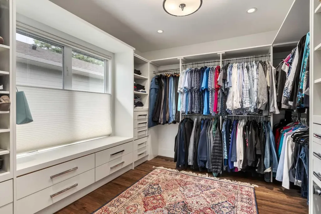 27 Westview Drive SW Calgary AB T3C 2R8