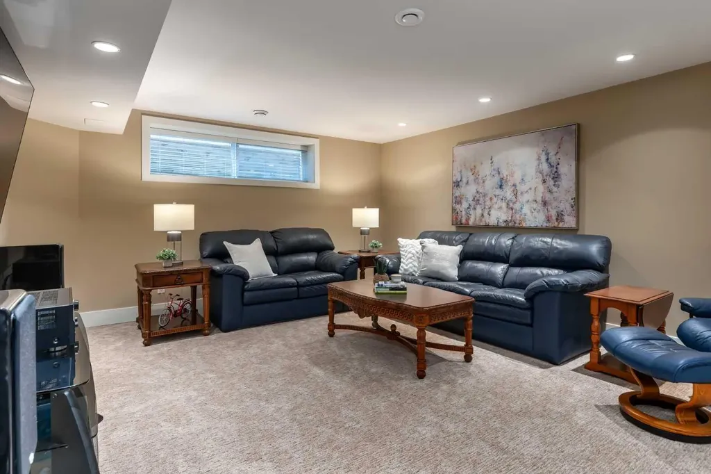 27 Westview Drive SW Calgary AB T3C 2R8
