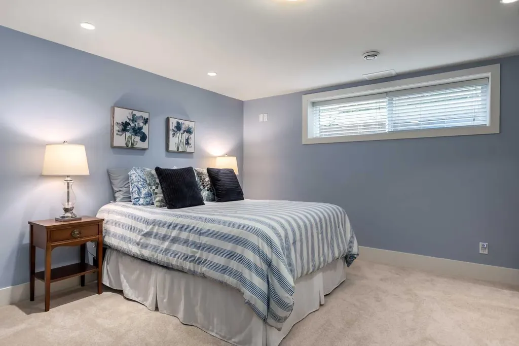 27 Westview Drive SW Calgary AB T3C 2R8