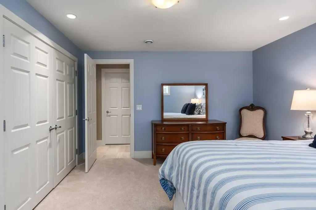 27 Westview Drive SW Calgary AB T3C 2R8