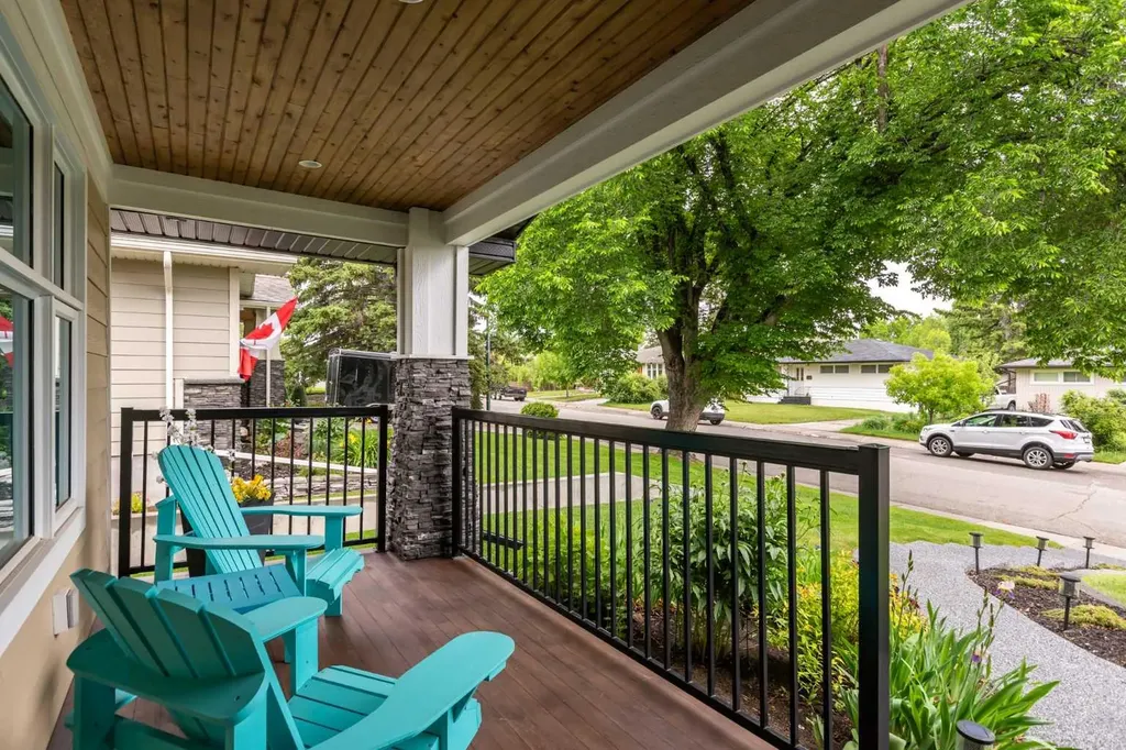 27 Westview Drive SW Calgary AB T3C 2R8
