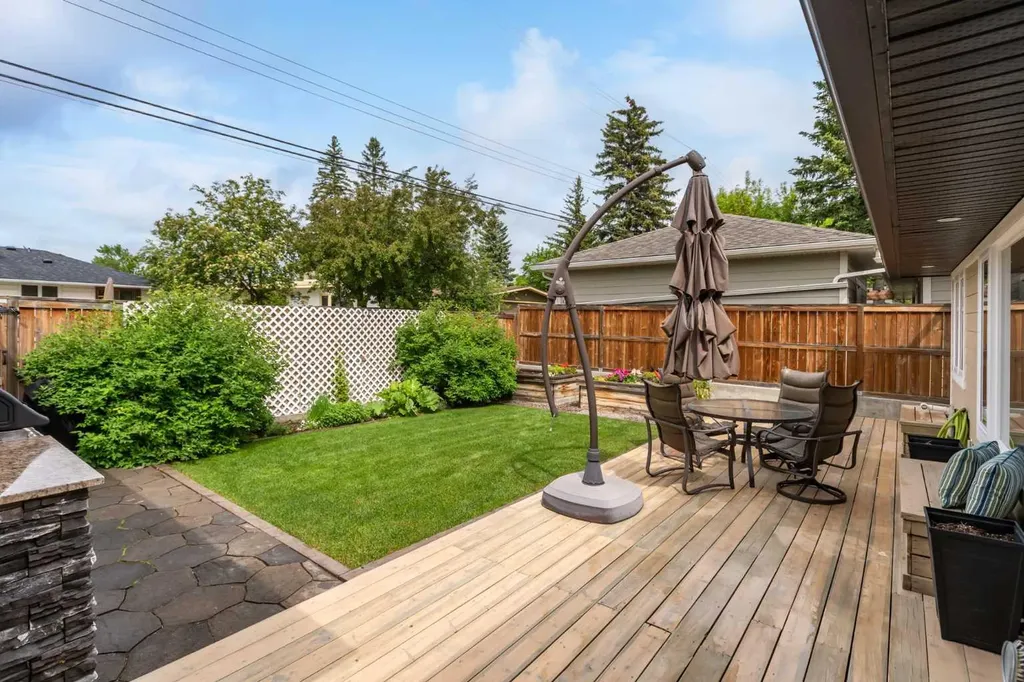 27 Westview Drive SW Calgary AB T3C 2R8