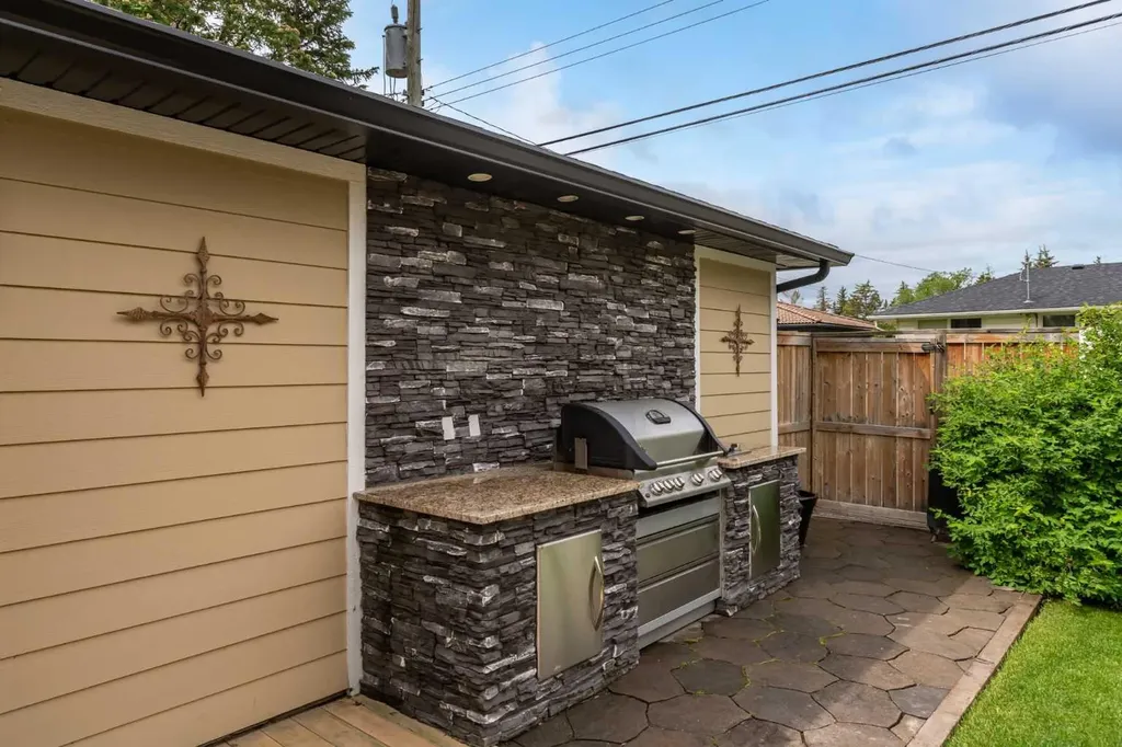 27 Westview Drive SW Calgary AB T3C 2R8