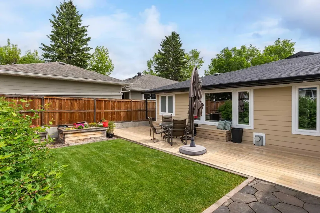 27 Westview Drive SW Calgary AB T3C 2R8