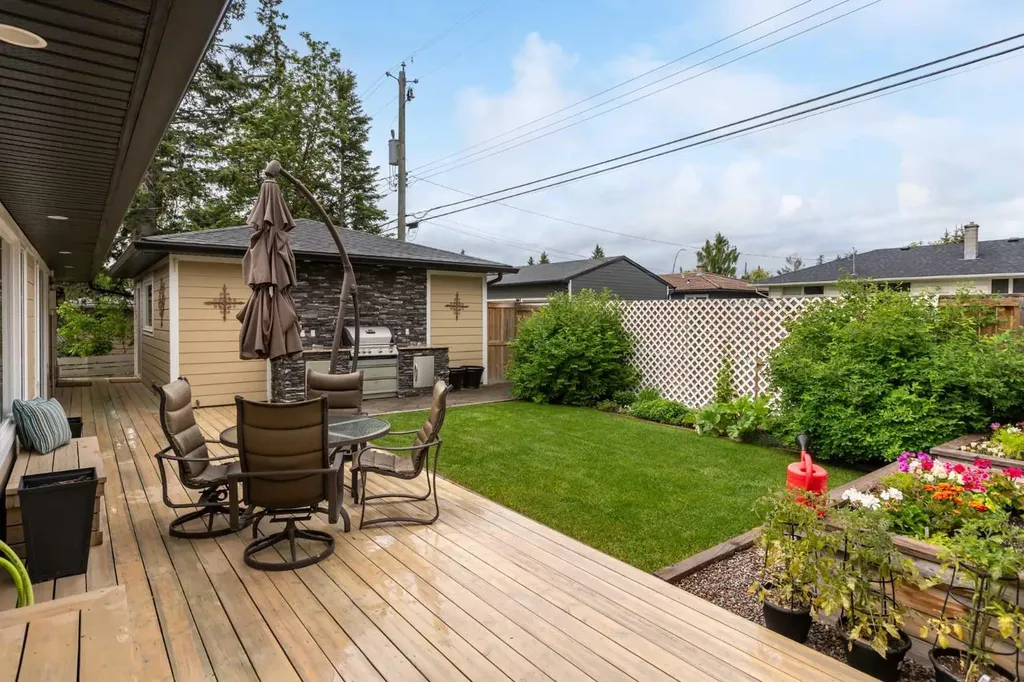 27 Westview Drive SW Calgary AB T3C 2R8