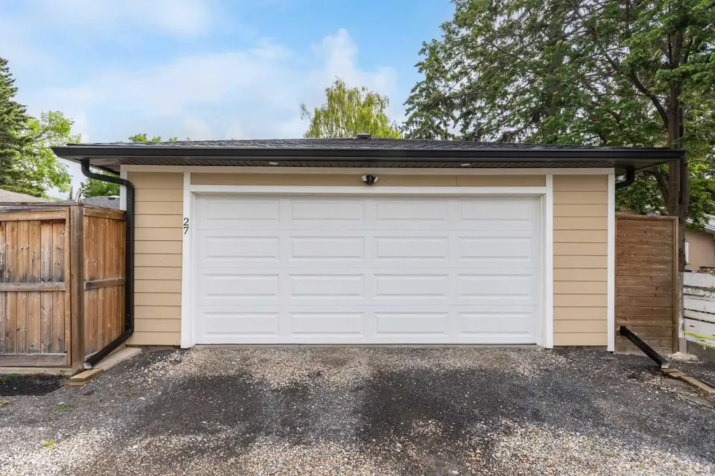 27 Westview Drive SW Calgary AB T3C 2R8