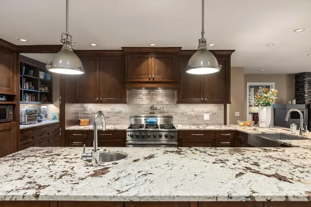 27 Westview Drive SW Calgary AB T3C 2R8