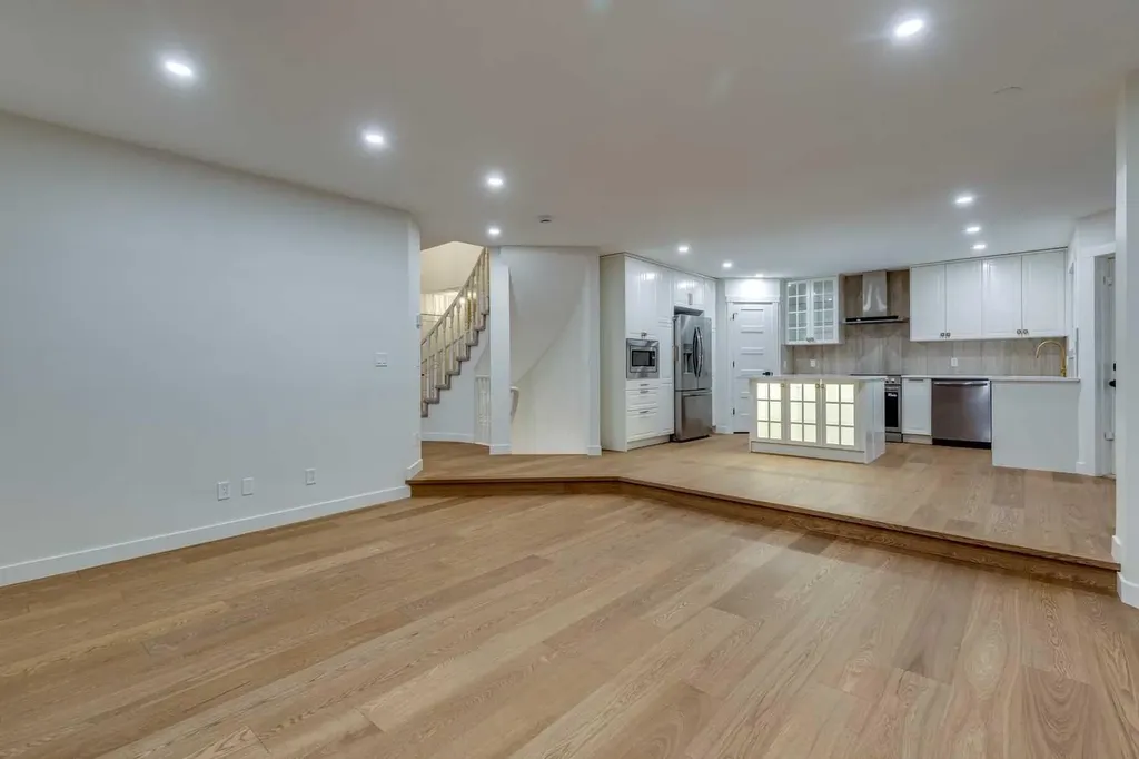 16 Simcrest Point SW Calgary AB T3H 4K1