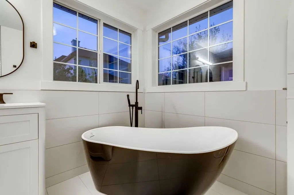 16 Simcrest Point SW Calgary AB T3H 4K1