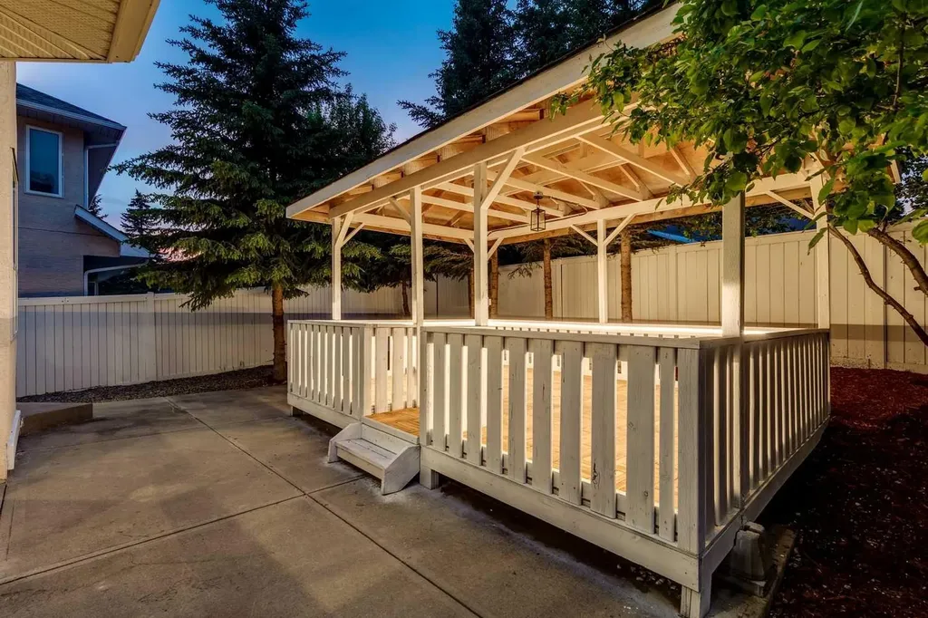 16 Simcrest Point SW Calgary AB T3H 4K1