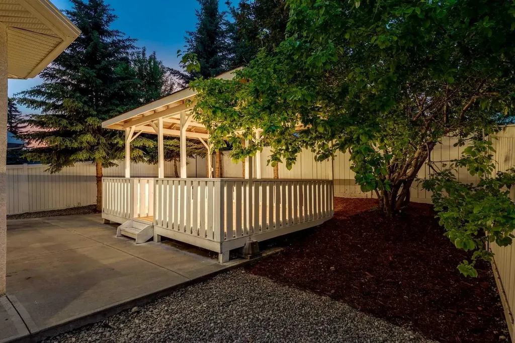 16 Simcrest Point SW Calgary AB T3H 4K1