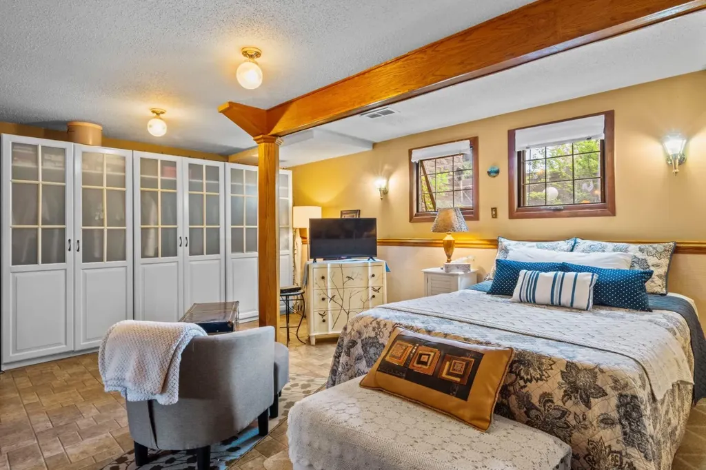 13005 6 Street SW Calgary AB T2W 4J8