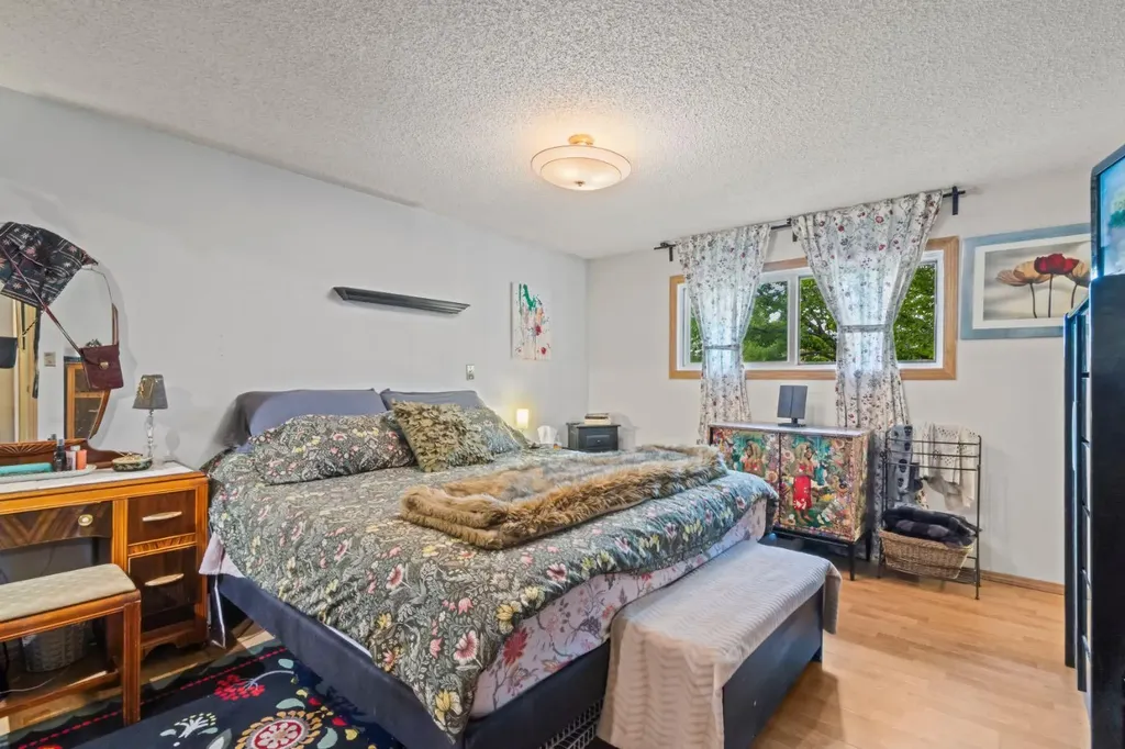 13005 6 Street SW Calgary AB T2W 4J8